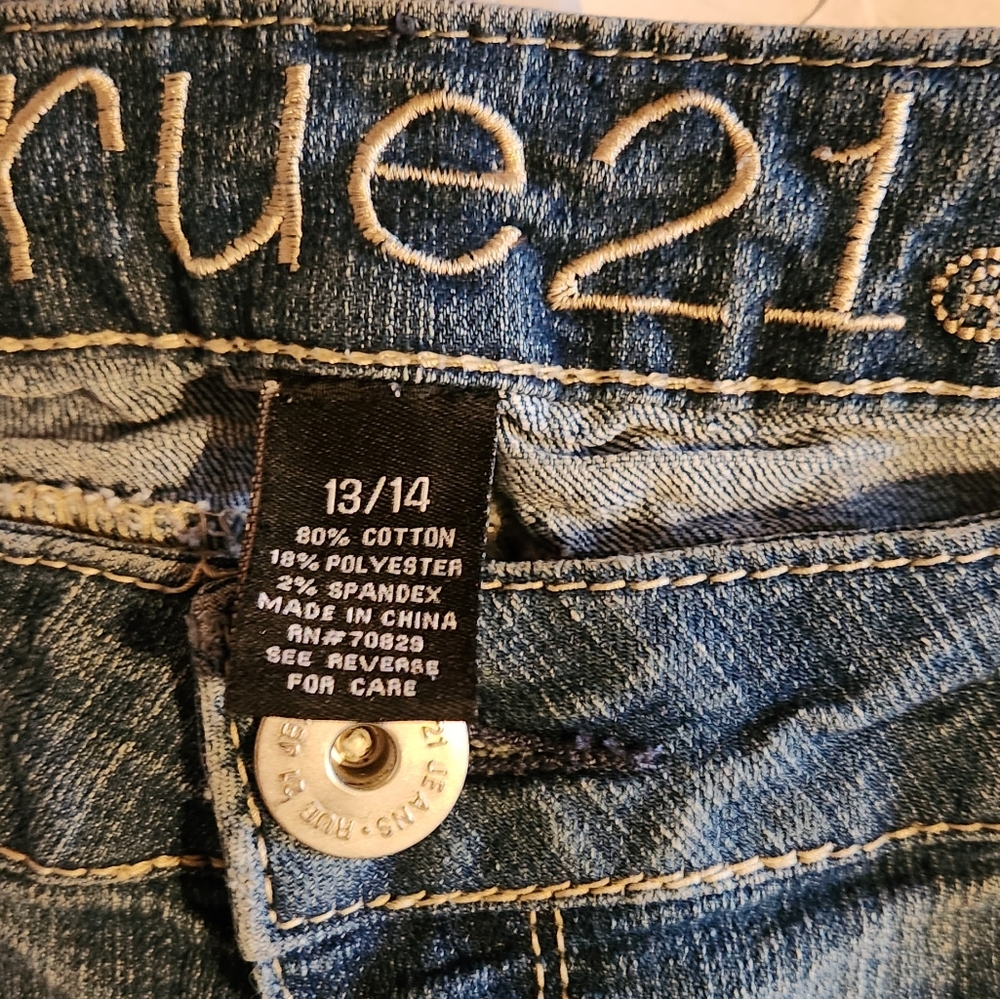 Rue 21 distressed capris size 13/14